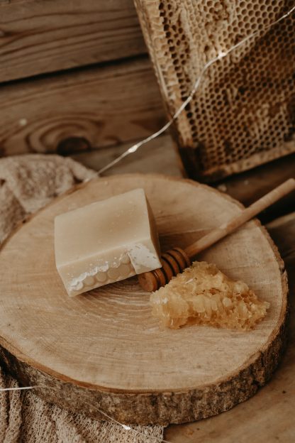Savon au miel et cire d'abeilles enrichi en lait de chèvre plein air savon 120g