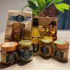 Panier avec des pots de miel bio et produits à base de miel de Lozère et Cantal